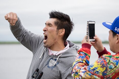 旅の資金獲得のためインスタ撮影に臨む篠原信一。(c)UHB/YOSHIMOTOKOGYO