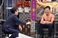 左から有吉弘行、ジョーナカムラ。(c)日本テレビ