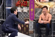 左から有吉弘行、ジョーナカムラ。(c)日本テレビ