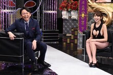 左から有吉弘行、森咲智美。(c)日本テレビ