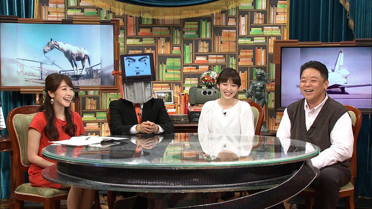 伊集院光（右端）、飯豊まりえ（右から2人目）と番組MC陣。(c)フジテレビ