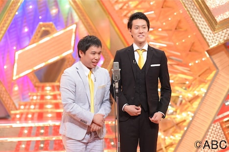 霜降り明星の（左から）せいや、粗品。