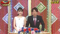 司会の泉里香（左）と陣内智則（右）。