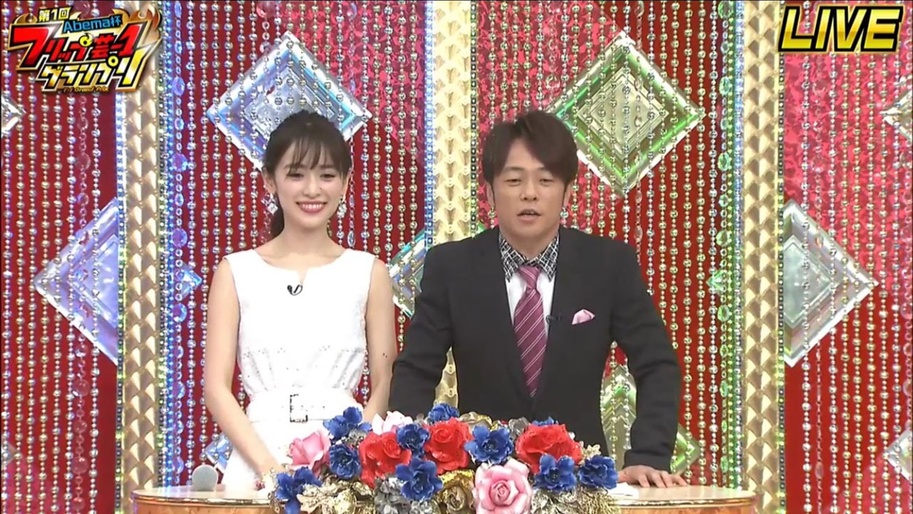 司会の泉里香（左）と陣内智則（右）。