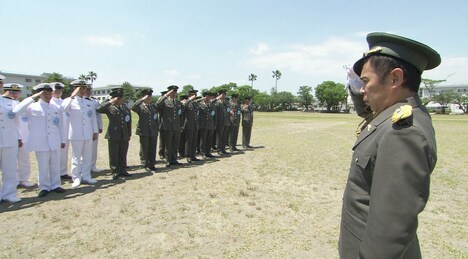 ナインティナイン岡村（右）と独身自衛官たち。(c)TBS