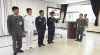 「ナイナイのお見合い大作戦！自衛隊の花嫁4時間SP」で独身自衛官を激励するナインティナイン岡村（右から2人目）。(c)TBS
