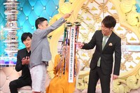 陣内智則（右）の2度目の結婚を祝福するワンシーン。(c)TBS