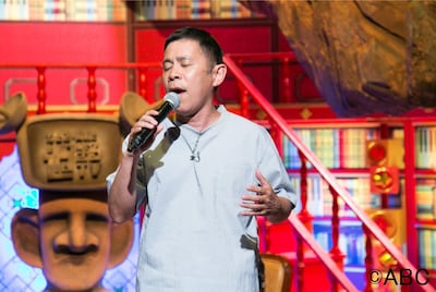 「なるみ・岡村の過ぎるTV」で夏の名曲を熱唱するナインティナイン岡村。