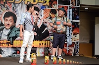 マトリョーシカが置かれたステージでトークを繰り広げるANZEN漫才。