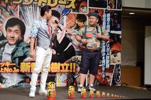 マトリョーシカが置かれたステージでトークを繰り広げるANZEN漫才。