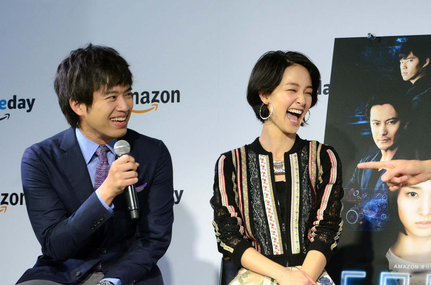 ジュニアとくっきーのトークに笑う三浦貴大と剛力彩芽（左から）。