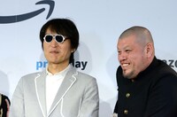 フォトセッション時、くっきーのサングラスをかけてみる千原ジュニア（左）。