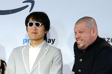 フォトセッション時、くっきーのサングラスをかけてみる千原ジュニア（左）。