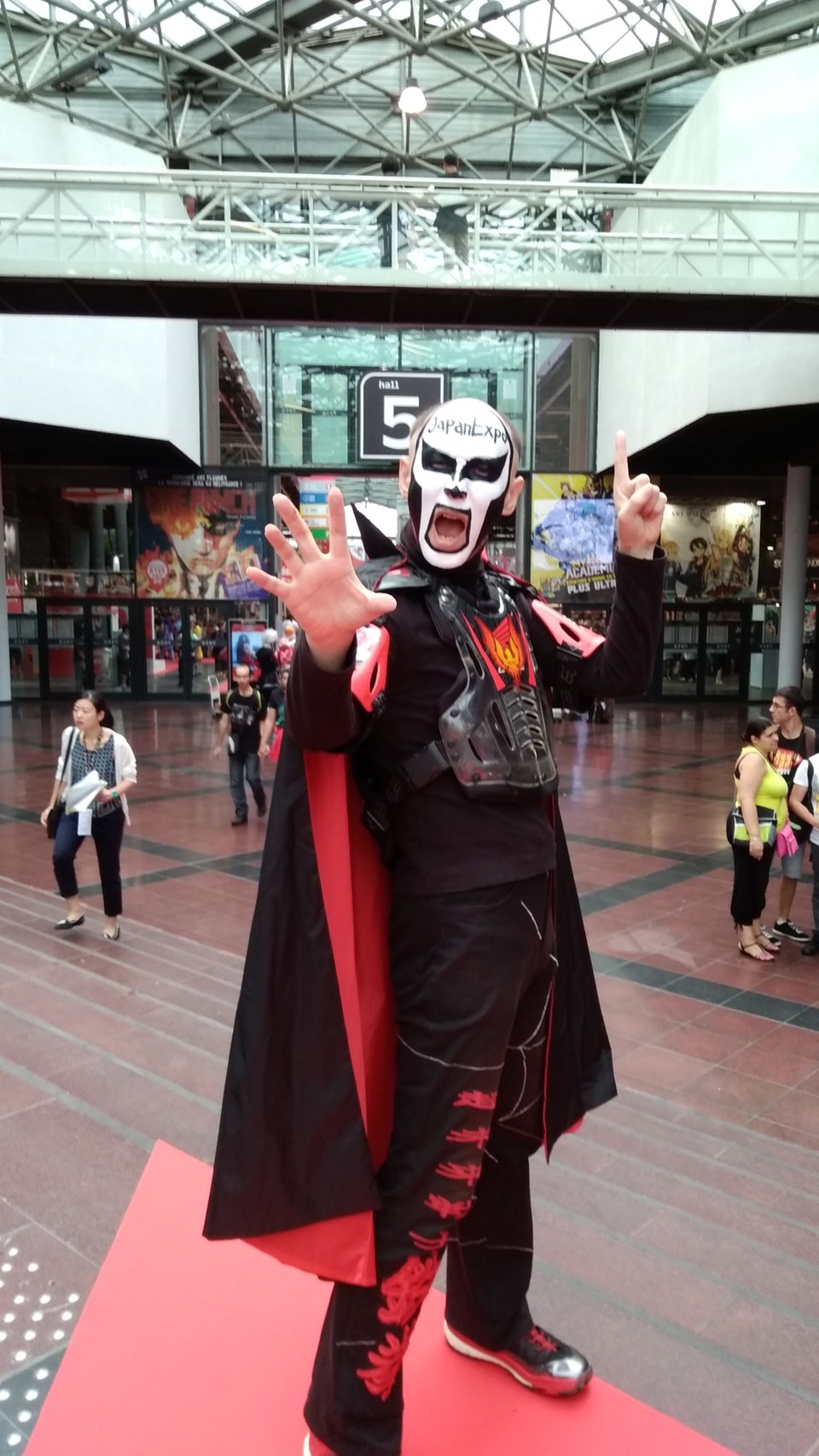 「Japan Expo Paris 2017」の会場に現れた鉄拳。
