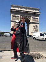 凱旋門の前でポーズを決める鉄拳。