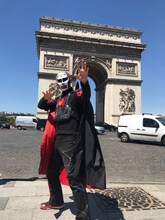 凱旋門の前でポーズを決める鉄拳。