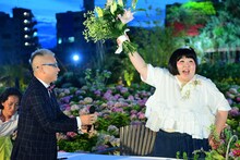 石原和幸氏（左）がこの場で作ったブーケに喜ぶ酒井藍（右）。
