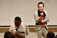 会場のファンとコミュニケーションを図るダイノジ大地（左）。