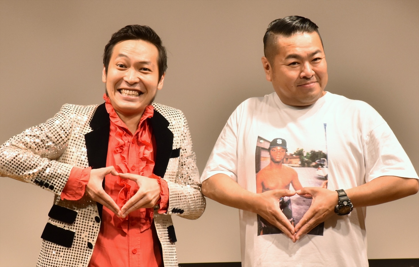 「ブギウギ専務」DVD発売イベントで「ダムLOVE」ポーズを見せる（左から）上杉周大、ダイノジ大地。