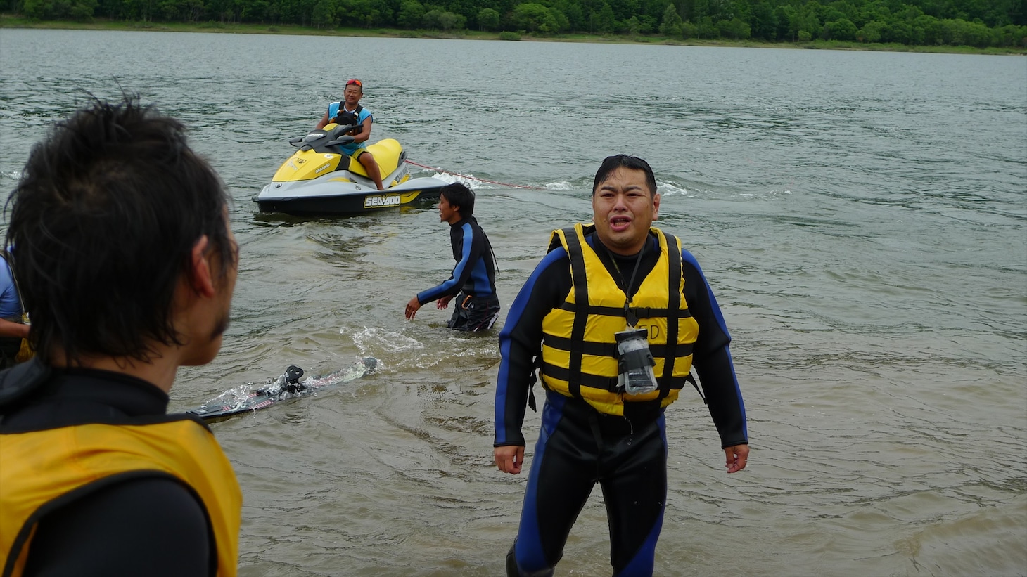 「ブギウギ専務 DVD vol.6 ダムカードめぐりの旅 in 北海道」のワンシーン。(c)STV