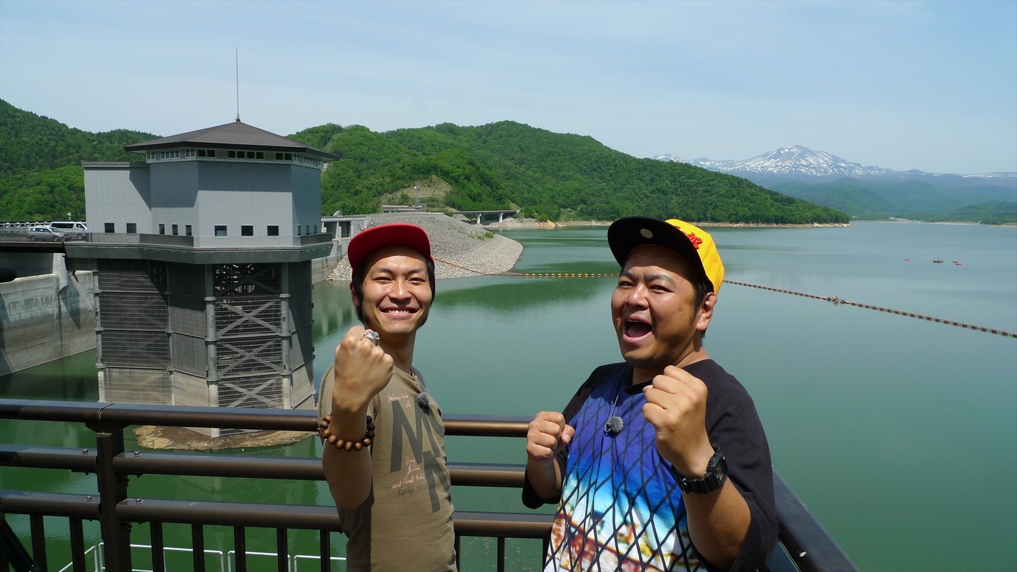 「ブギウギ専務 DVD vol.6 ダムカードめぐりの旅 in 北海道」でダムをめぐる（左から）上杉周大、ダイノジ大地。(c)STV