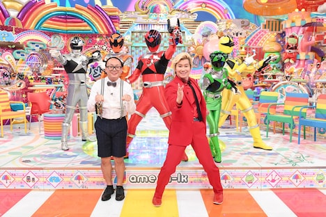 「日曜もアメトーーク！」の「スーパー戦隊大好き芸人」出演者たち。手前左から、たかし（トレンディエンジェル）、カズレーザー（メイプル超合金）。(c)2017 テレビ朝日・東映AG・東映