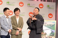 「浪花節だよ人生は」に乗せて只見線あるあるを披露するレイザーラモンRG（右）と、それを見て笑う和牛。