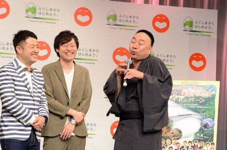 「浪花節だよ人生は」に乗せて只見線あるあるを披露するレイザーラモンRG（右）と、それを見て笑う和牛。