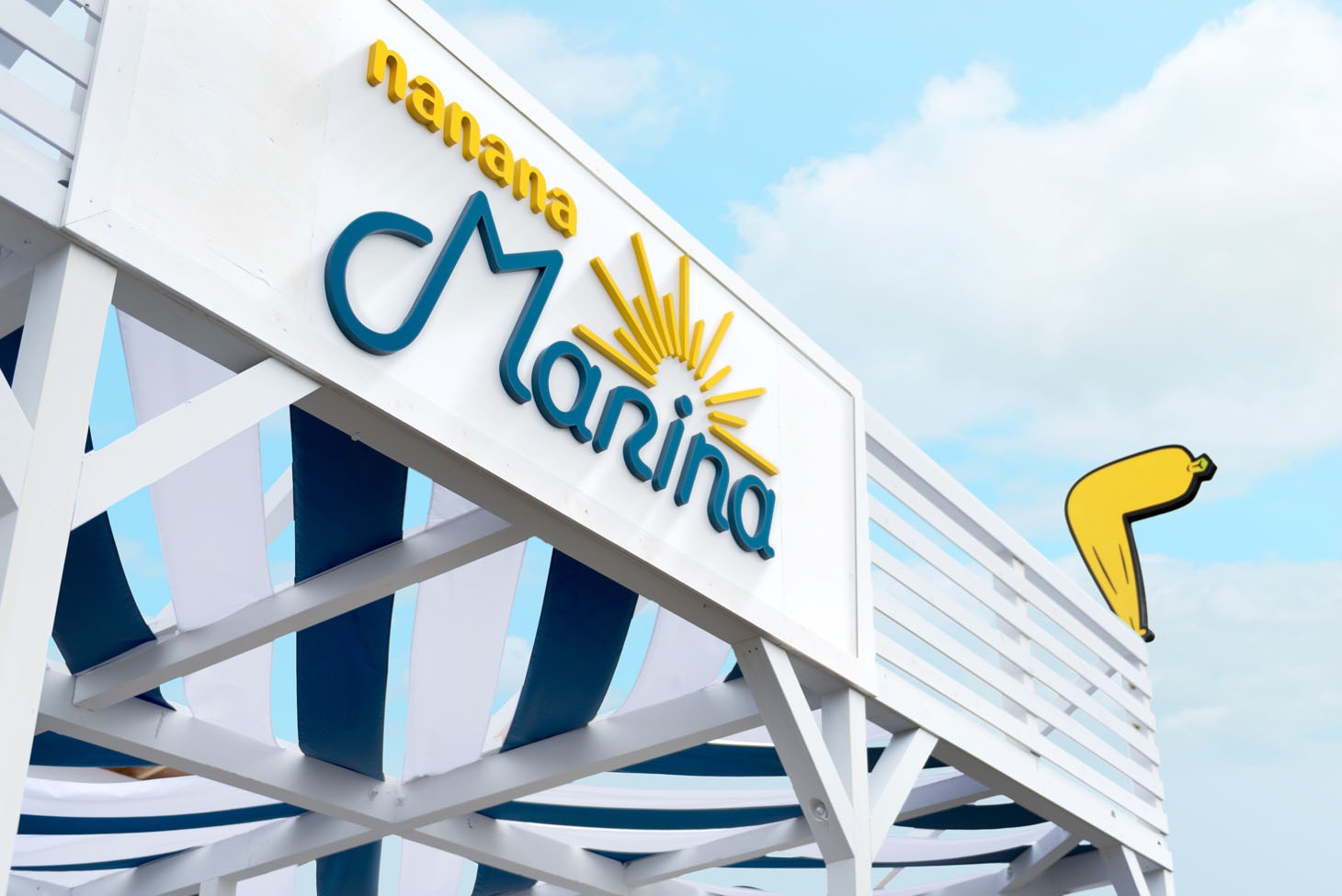 「nanana Marina」看板 (c)テレビ東京