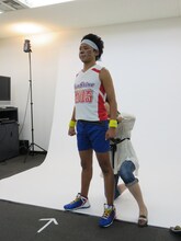 フライヤー撮影中のサンシャイン池崎。