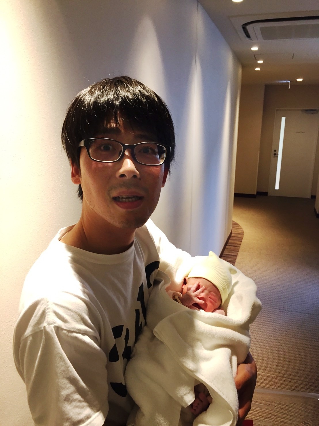 誕生したばかりの娘を抱くパラシュート部隊・矢野ぺぺ。
