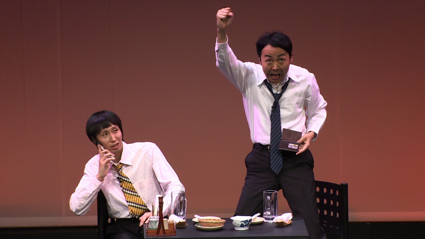 DVD「アンガールズ単独ライブ『俺、、、ギリギリ正常人間。』」のワンシーン。