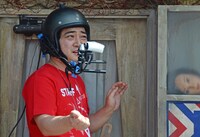 お化け屋敷「恐怖の首すじ理髪店」に入る直前のジャングルポケット斉藤。