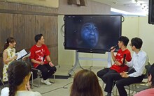 ジャングルポケット斉藤の様子を別室で見守る一同。