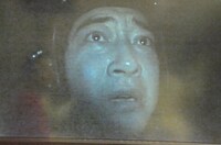 お化け屋敷「恐怖の首すじ理髪店」を体験するジャングルポケット斉藤。