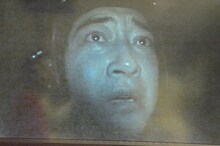 お化け屋敷「恐怖の首すじ理髪店」を体験するジャングルポケット斉藤。