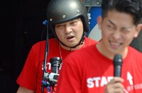 お化け屋敷「恐怖の首すじ理髪店」から出てきた直後のジャングルポケット斉藤（奥）。