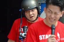 お化け屋敷「恐怖の首すじ理髪店」から出てきた直後のジャングルポケット斉藤（奥）。