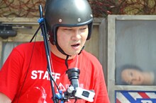 お化け屋敷「恐怖の首すじ理髪店」から出てきた直後のジャングルポケット斉藤。恐怖で顔が歪んでいる。