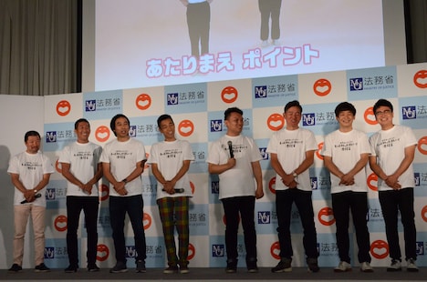 「あたりまえ高度人材ポイント」の動画を鑑賞する芸人たち。