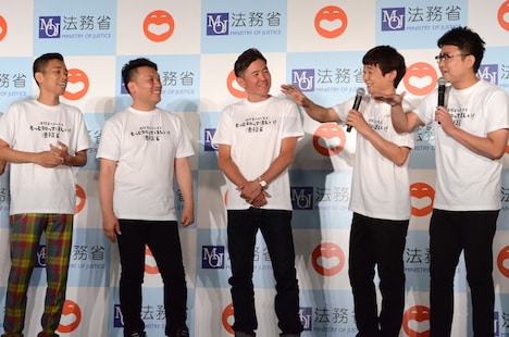 自身の動画を「大爆笑漫才」と自画自賛する銀シャリ（右から2人）。