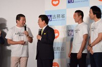 会見中、突然クイズを出し芸人を困惑させた西川きよし（左から2人目）。