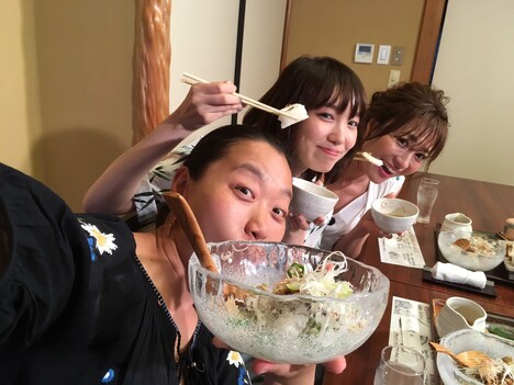 （左から）いとうあさこ、飯豊まりえ、新山千春。(c)関西テレビ