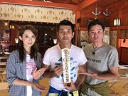 （左から）竹上萌奈アナとガレッジセール。(c)関西テレビ