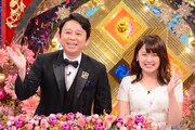 左から有吉弘行、尾崎里紗アナウンサー。(c)日本テレビ