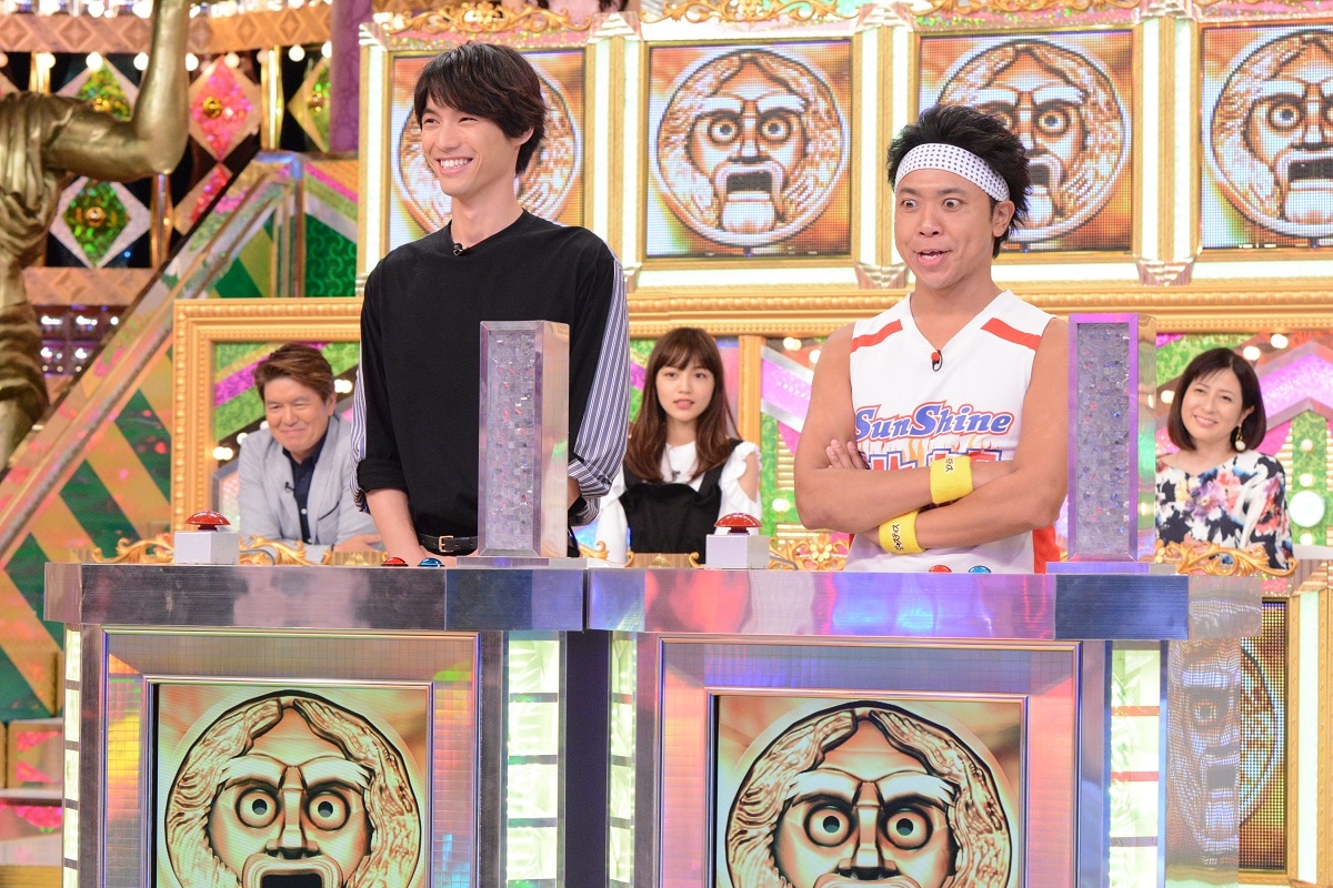 左から福士蒼汰、サンシャイン池崎。(c)日本テレビ