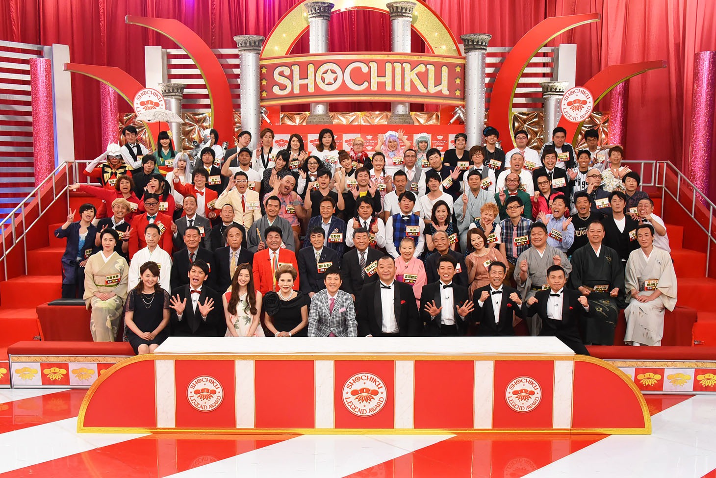 「松竹芸能60周年記念特番 オール松竹レジェンド大賞」に集まった松竹芸人たち。(c)関西テレビ