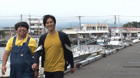 （左から）バナナマン日村、要潤。(c)TBS