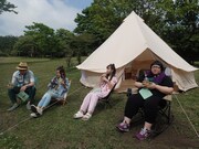 ペナルティ・ヒデと安藤なつ、流行のおしゃれなキャンプ実践