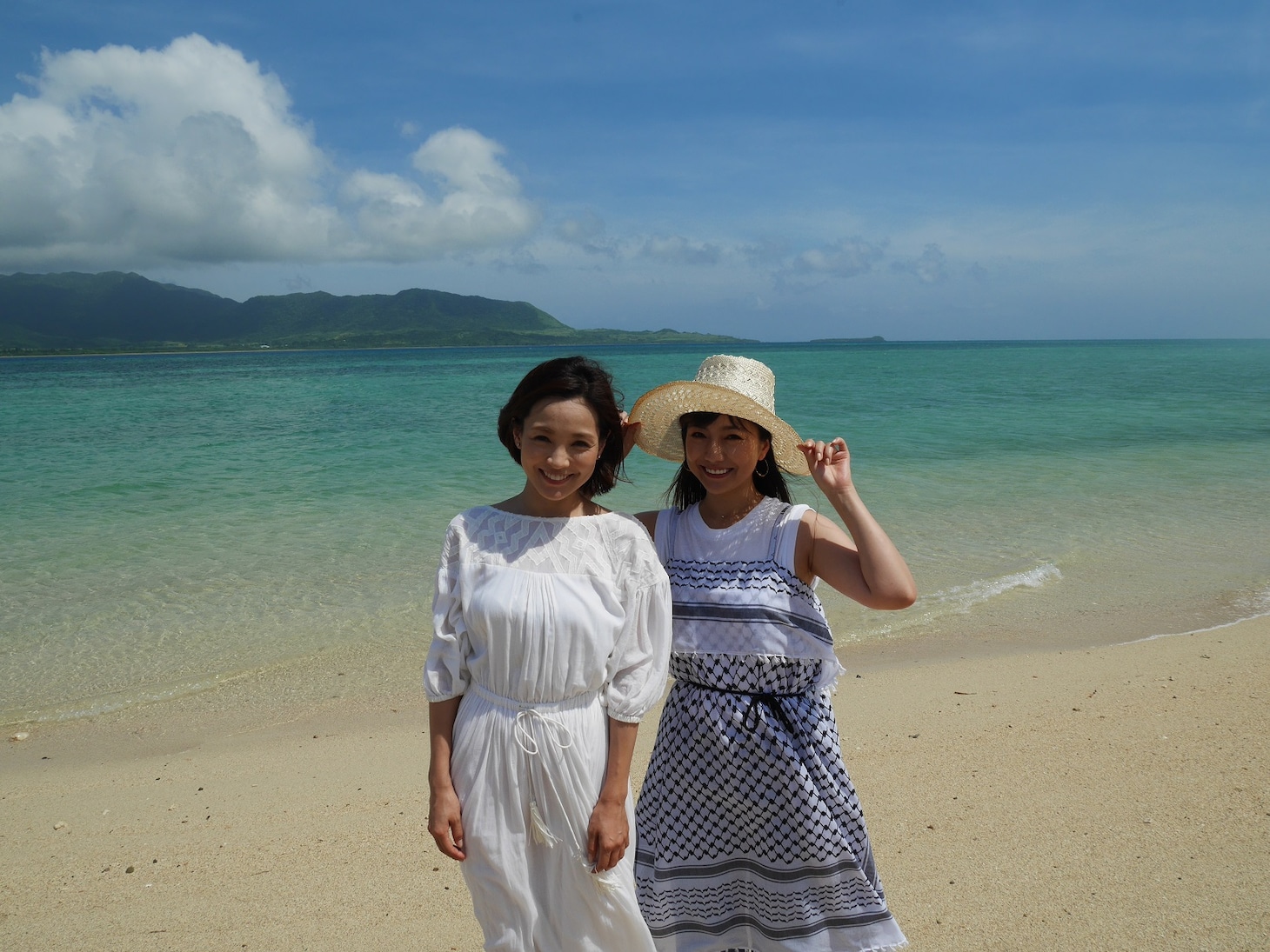 （左から）国仲涼子、島谷ひとみ。(c)中京テレビ